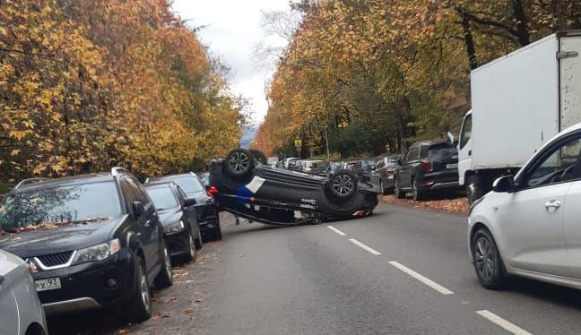 И вновь каршеринг: в Сочи арендованная машина перевернулась на крышу и стала причиной затора на улице 60 лет ВЛКСМ