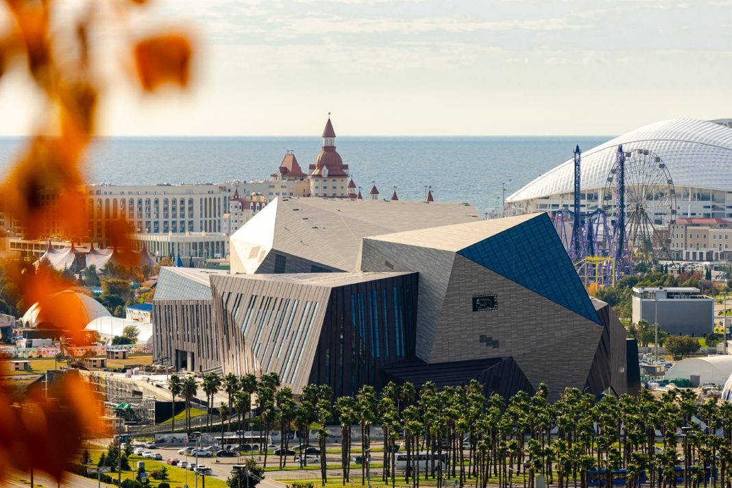 Акустическая раковина весом 100 тонн прибыла в Сочи из Китая: увидеть ее можно будет в новом Концертном центре