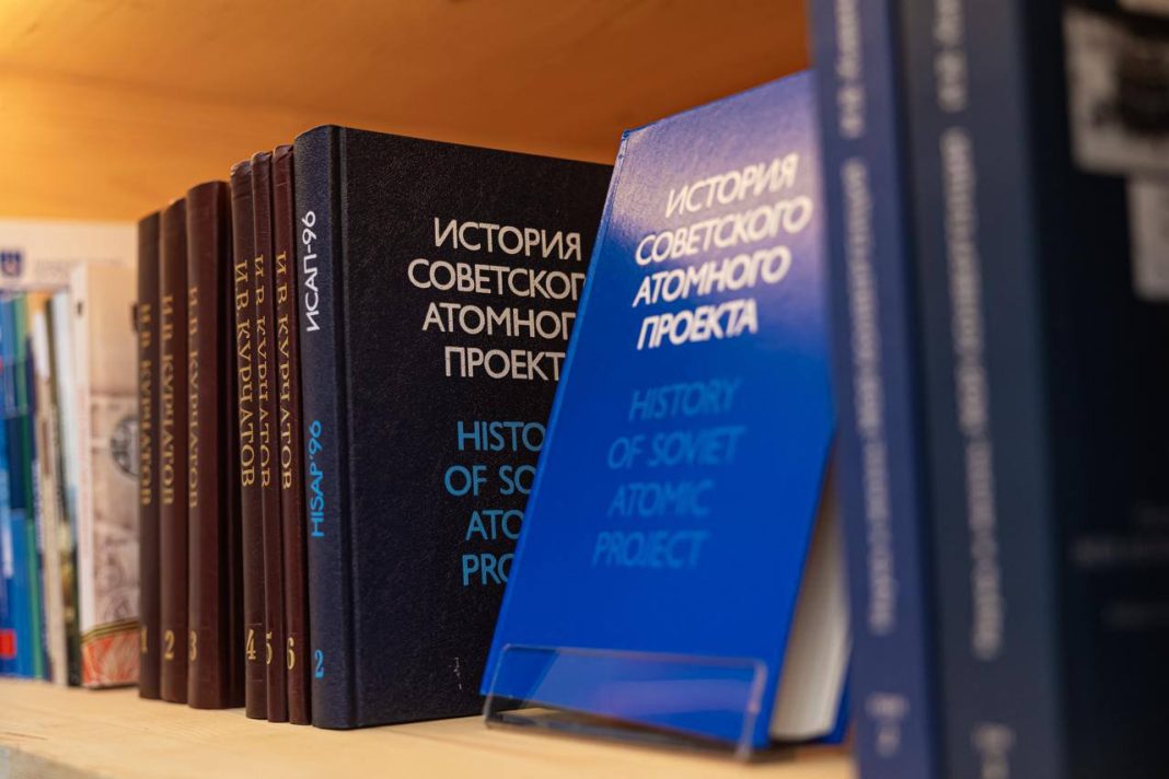 Коллекция редких книг поступила в библиотечный фонд Сириуса