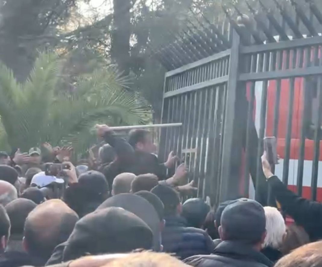 Беспорядки в Сухуме: силовики применили газ против вооруженных протестующих