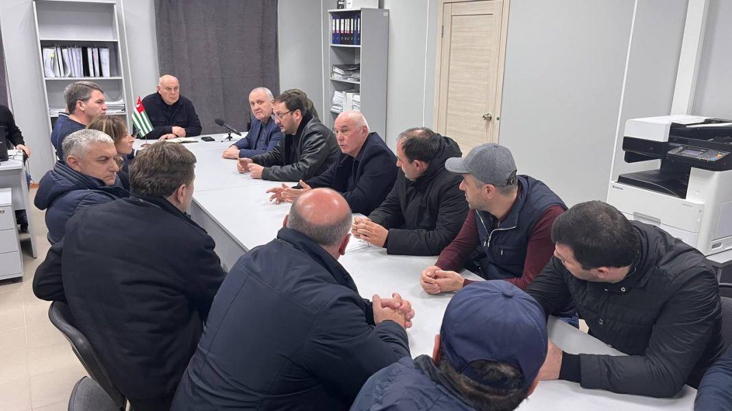 В Абхазии назначили время переговоров между властью и оппозицией