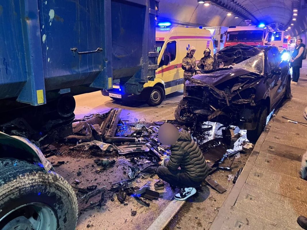 Массовое ДТП в тоннеле Сочи: в аварию попали пяти машин, есть пострадавшие