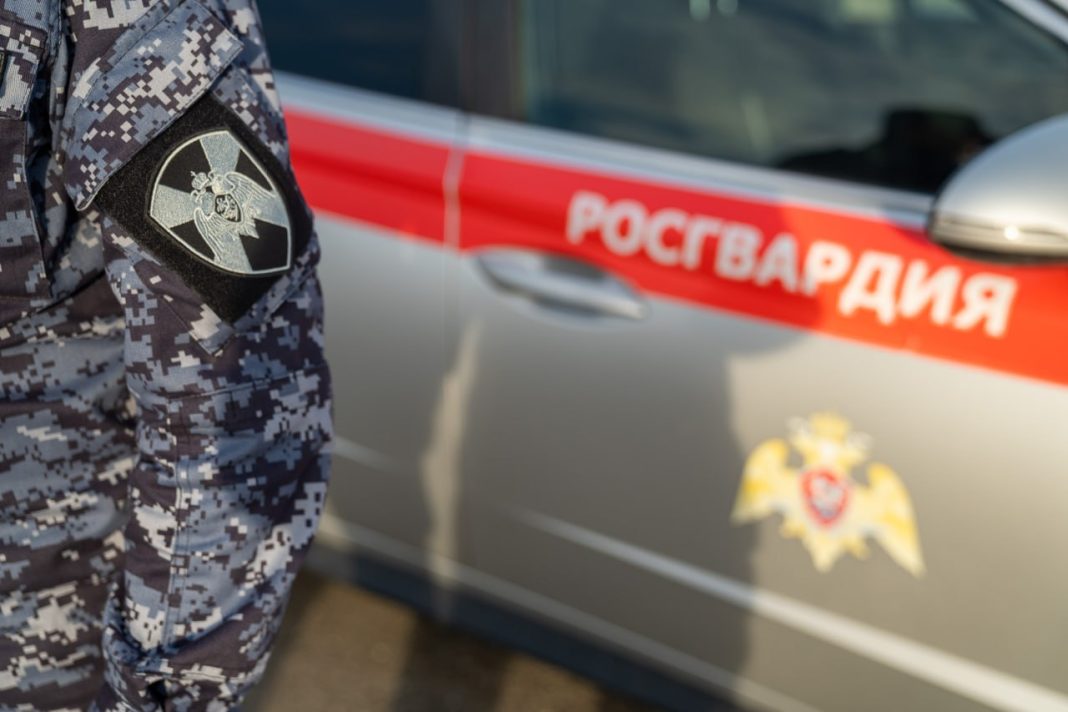 В Сочи задержан мужчина, бросавшийся на автомобили на улице Донской