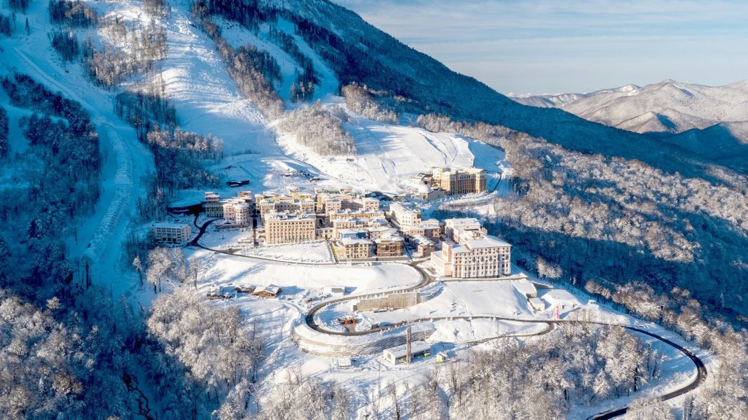 Сугробы больше метра: на горнолыжных курортах Сочи становится всё снежнее