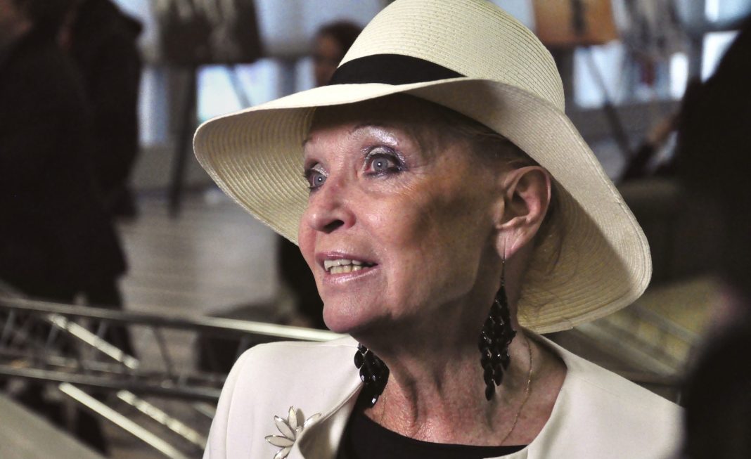 Молодой любовник, соседи или дети? Кому достанутся миллионы легендарной Светличной