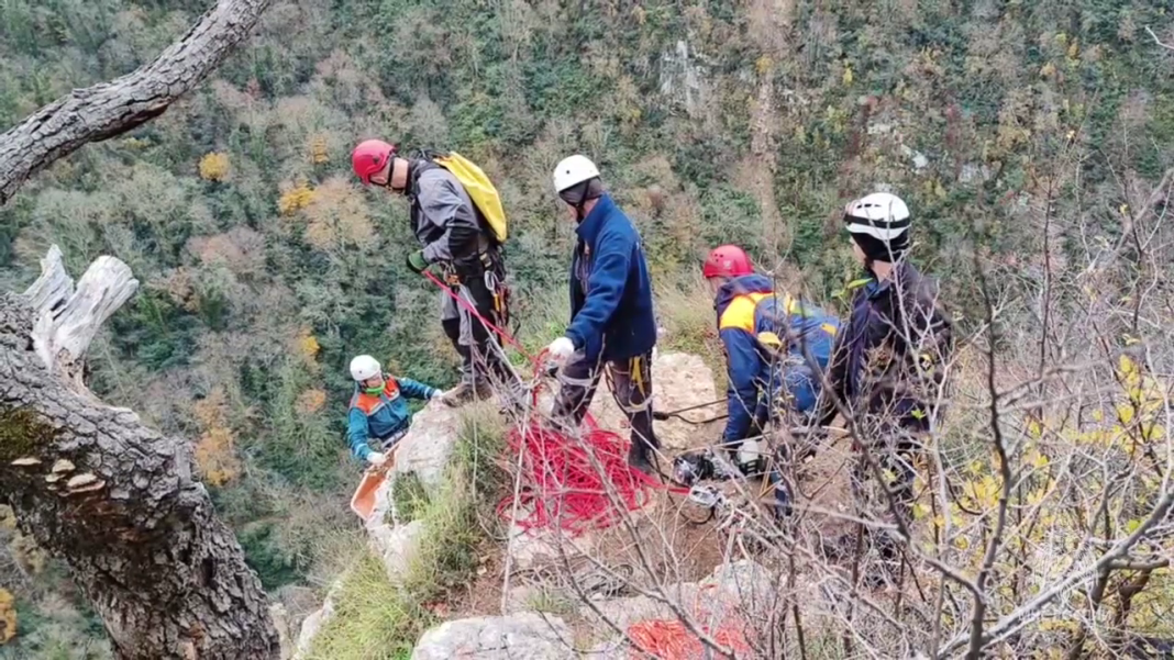 Спасатели эвакуировали погибшего мужчину из труднодоступного ущелья