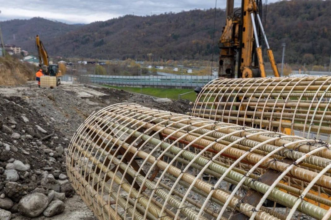 Специалисты используют редкую технологию во время строительства обхода Адлера