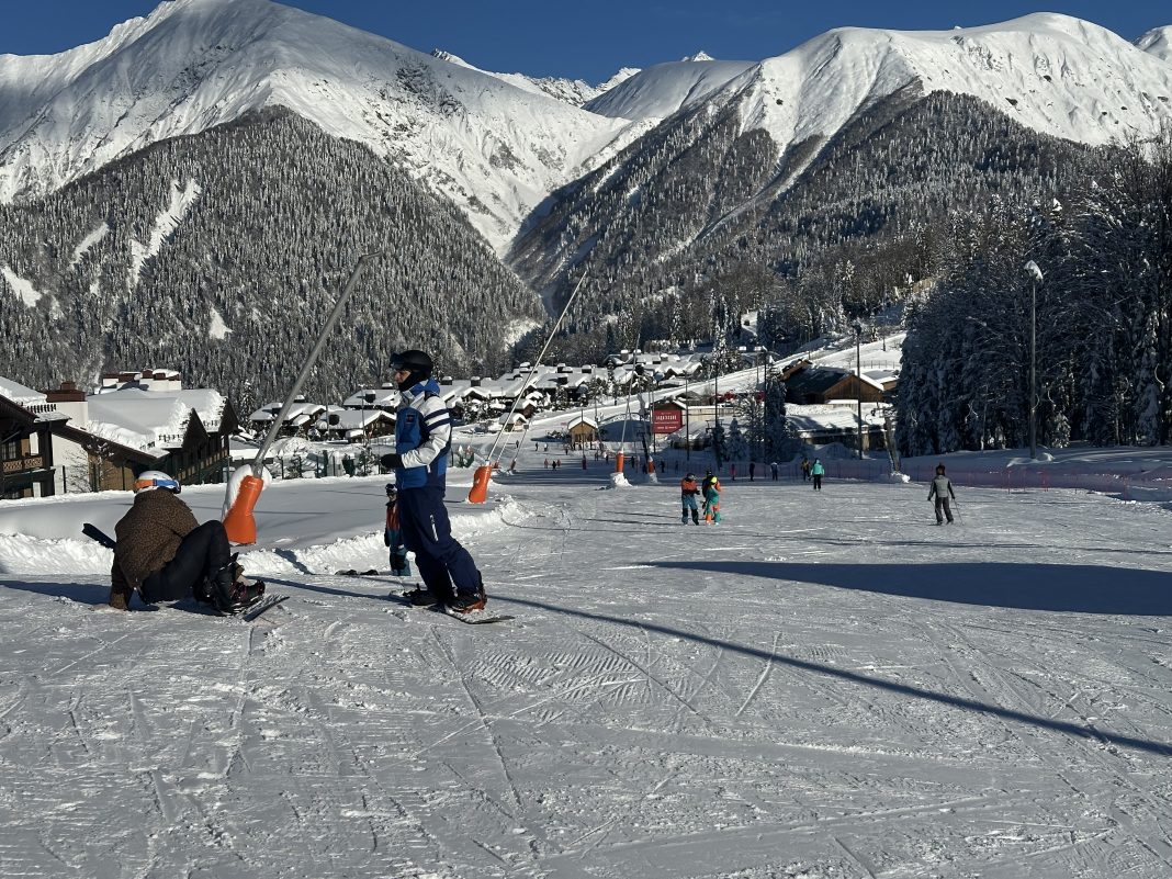 В Сочи продолжается горнолыжный сезон: какие трассы открыты до мая