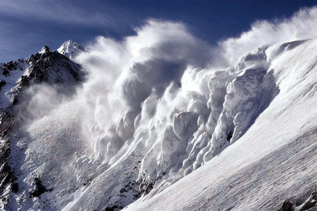 Штормовое предупреждение: МЧС объявило об опасности лавин в горах Сочи