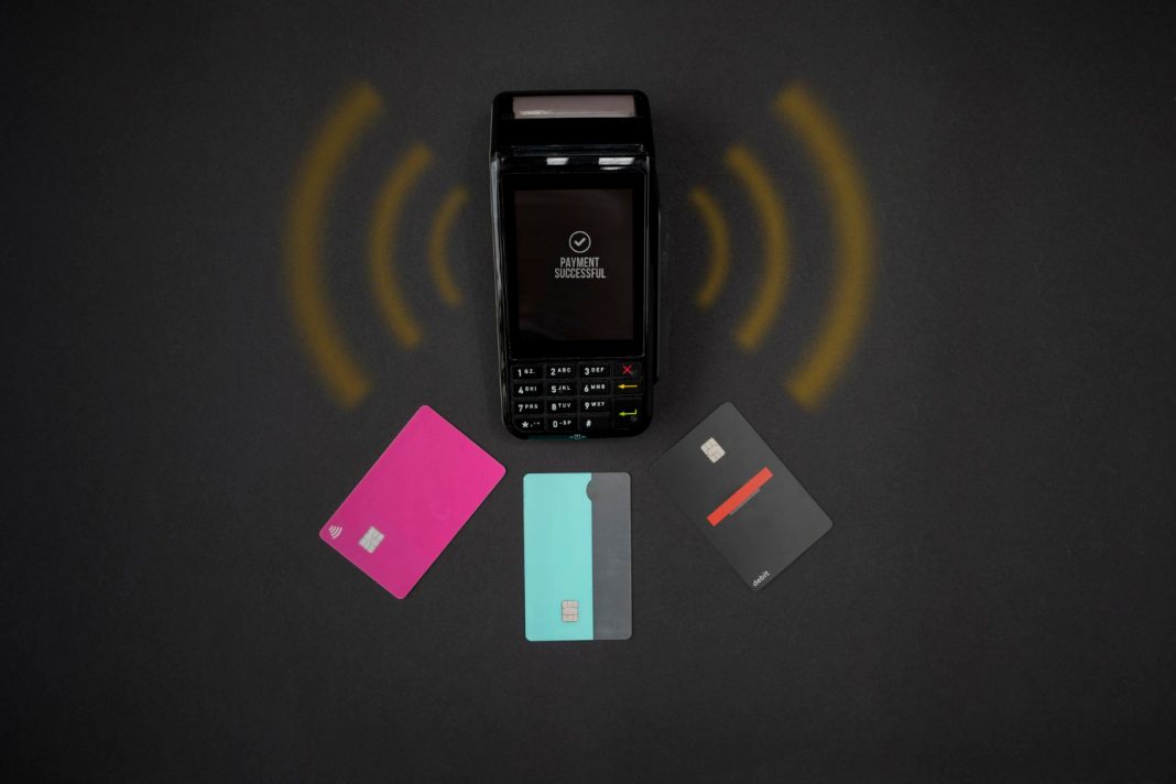 ВТБ предупреждает: мошенники клонируют карты россиян с помощью шпионского ПО