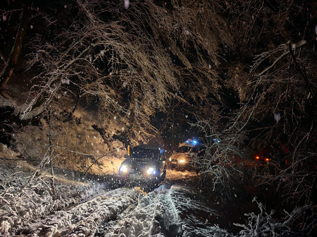 Метеорологи: в Сочи снегопад сохранится до вечера, ночью похолодает до -5°C
