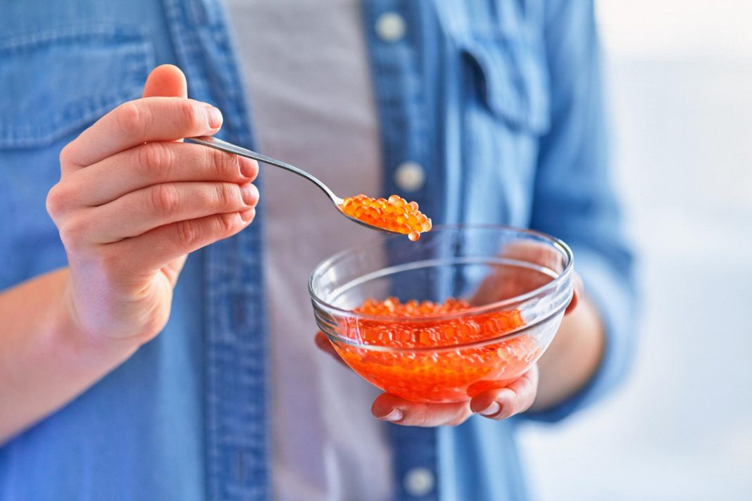 Часть — продал, часть — съел: похититель икры на 17 тысяч попал на видео