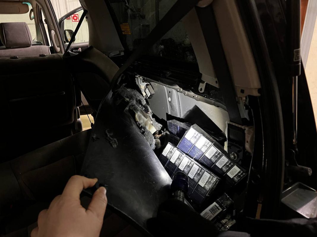 Тайники в запаске и под сидениями: минивэн с сигаретами из Абхазии задержан на границе с Сочи