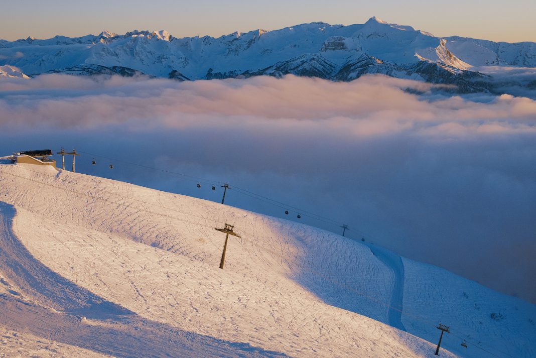 В горном кластере Сочи массово закрываются лыжные трассы из-за лавиноопасности