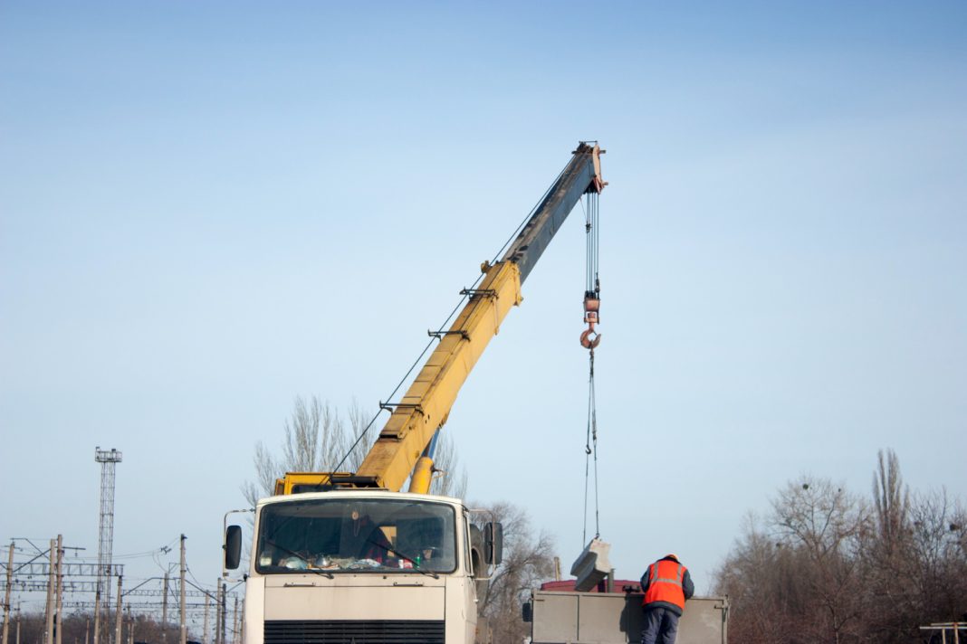 Оползневый участок дороги в Сочи укрепили временными сваями: автомобилистам предлагают передвигаться по Новороссийскому шоссе