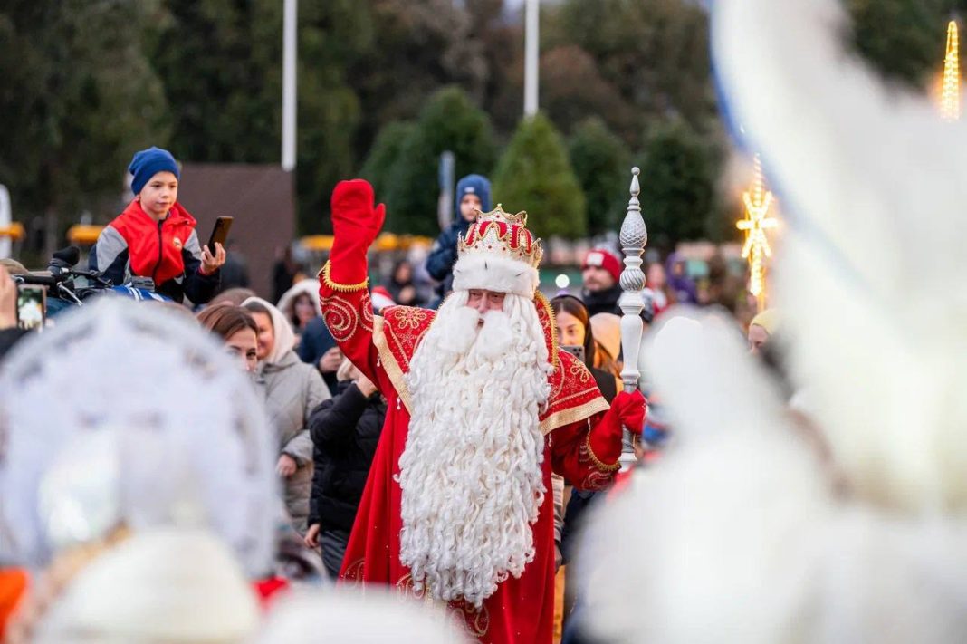 Дед Мороз из Великого Устюга приехал в Сириус на открытие Математической елки