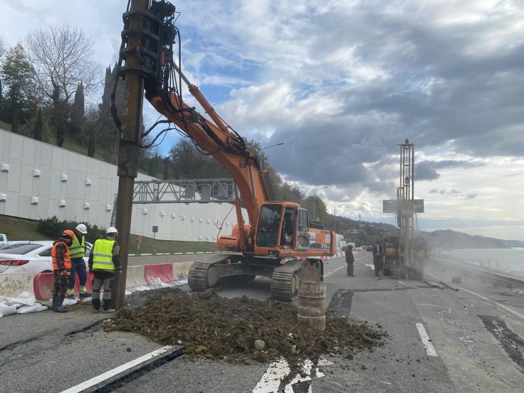 Власти курорта ищут альтернативные пути объезда оползневого участка трассы «Джубга-Сочи»