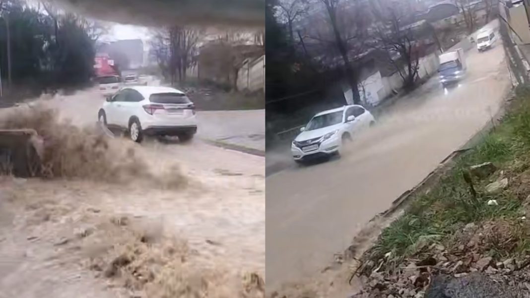 Река вместо дороги: мощный ливень парализовал движение на одном из переулков Сочи