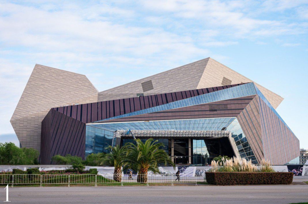 Для концертного центра «Сириус» создают эксклюзивную терракотовую плитку