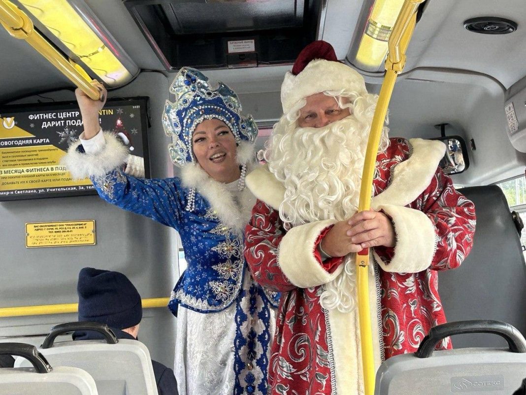 Дед Мороз — лучший попутчик: в Сочи автобусы стали праздничными