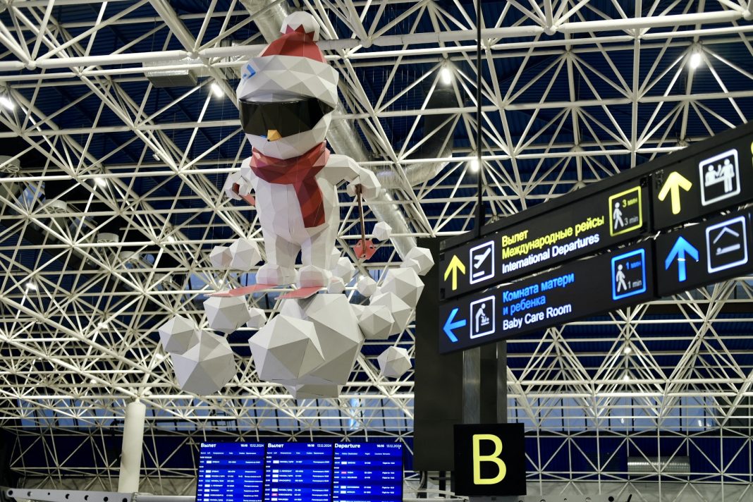 300 кг картона, 70 часов работы: аэропорт Сочи украсили гигантские картонные снеговики