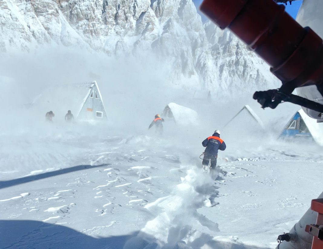 Снежный плен на Черкесском перевале: застрявшим в горах Сочи туристам отправили на помощь вертолет