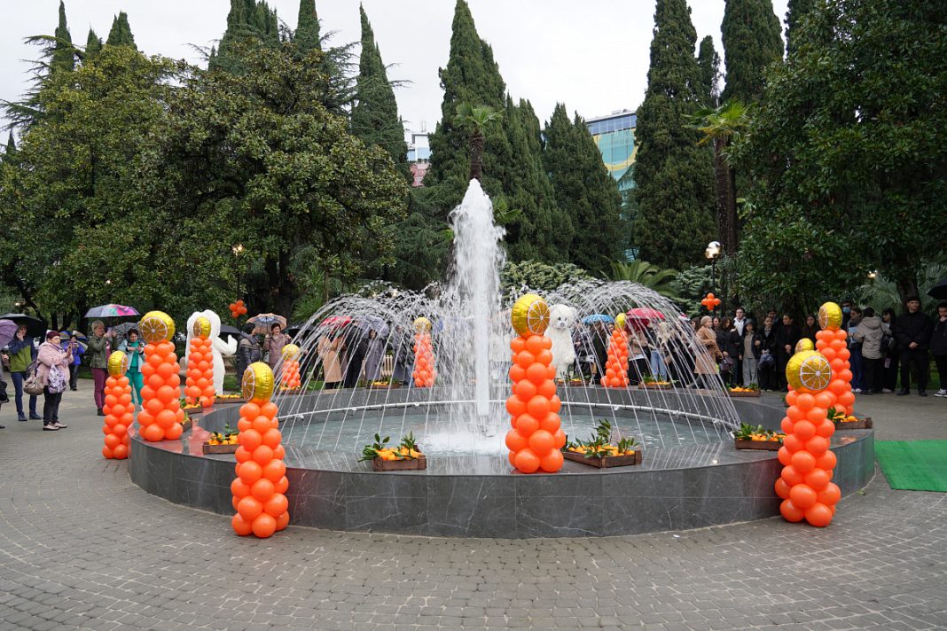 Дождь не помеха: в центре Сочи открыли два обновленных сквера