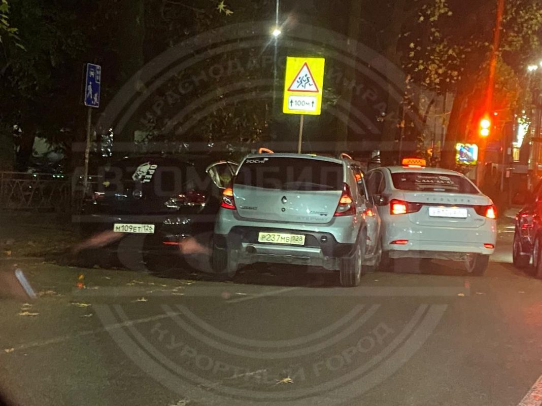 Массовая авария произошла ночью на улице Конституции СССР: какие детали известны к этому часу