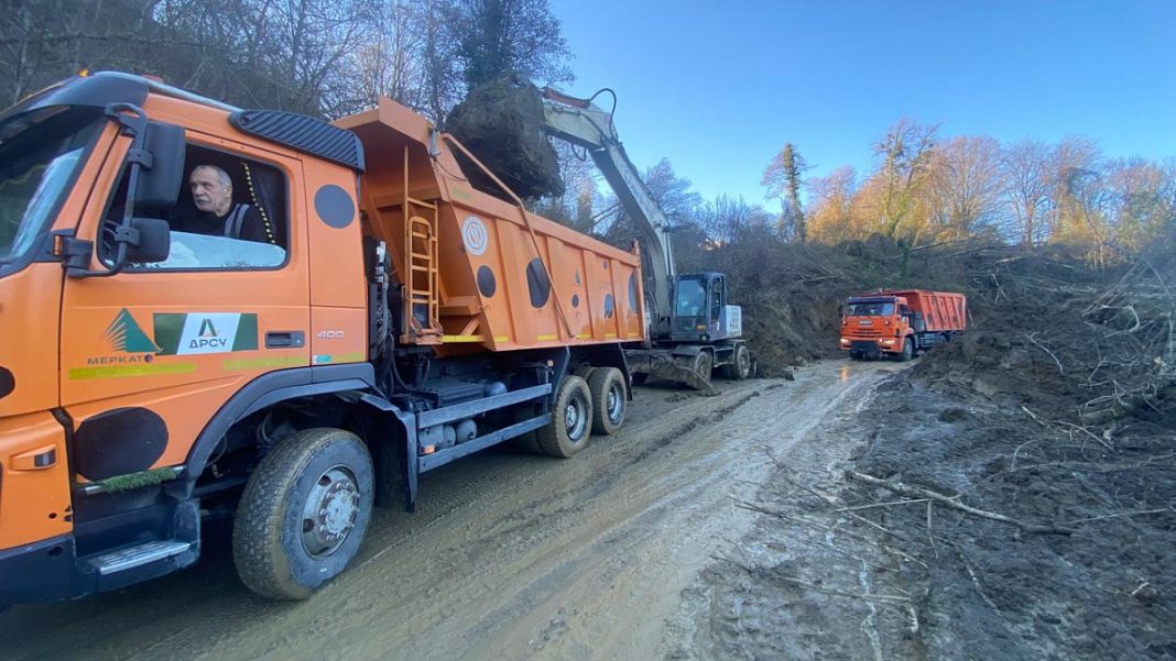 Жители оказавшихся в зоне риска оползней эвакуированы в Сочи