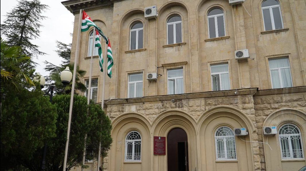 Парламент Абхазии разрешил обыск в доме подозреваемого в убийстве депутата