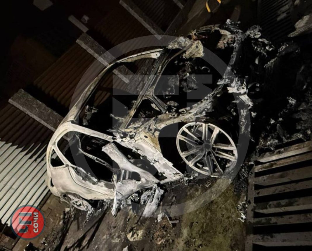 Сгорел дотла: поджог дорогой иномарки в Сочи попал на камеры