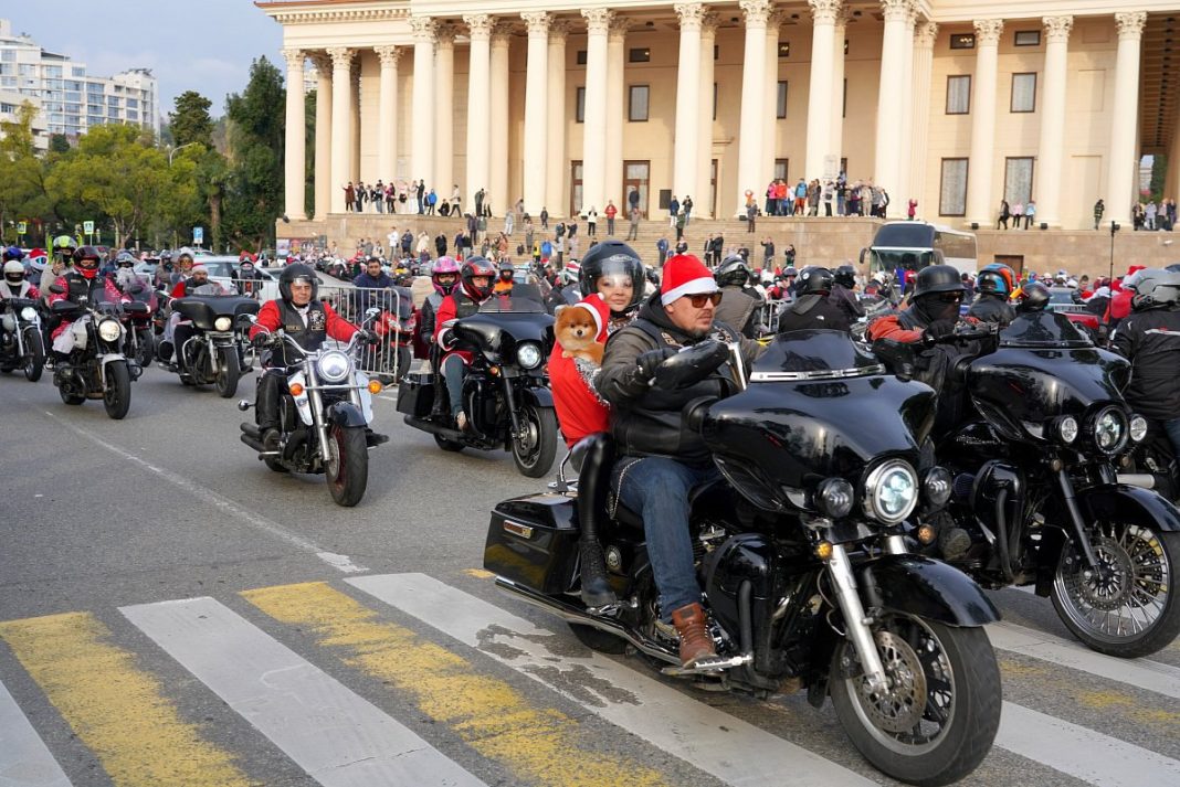 100 мотоциклистов в костюмах Деда Мороза проехали по улицам Сочи
