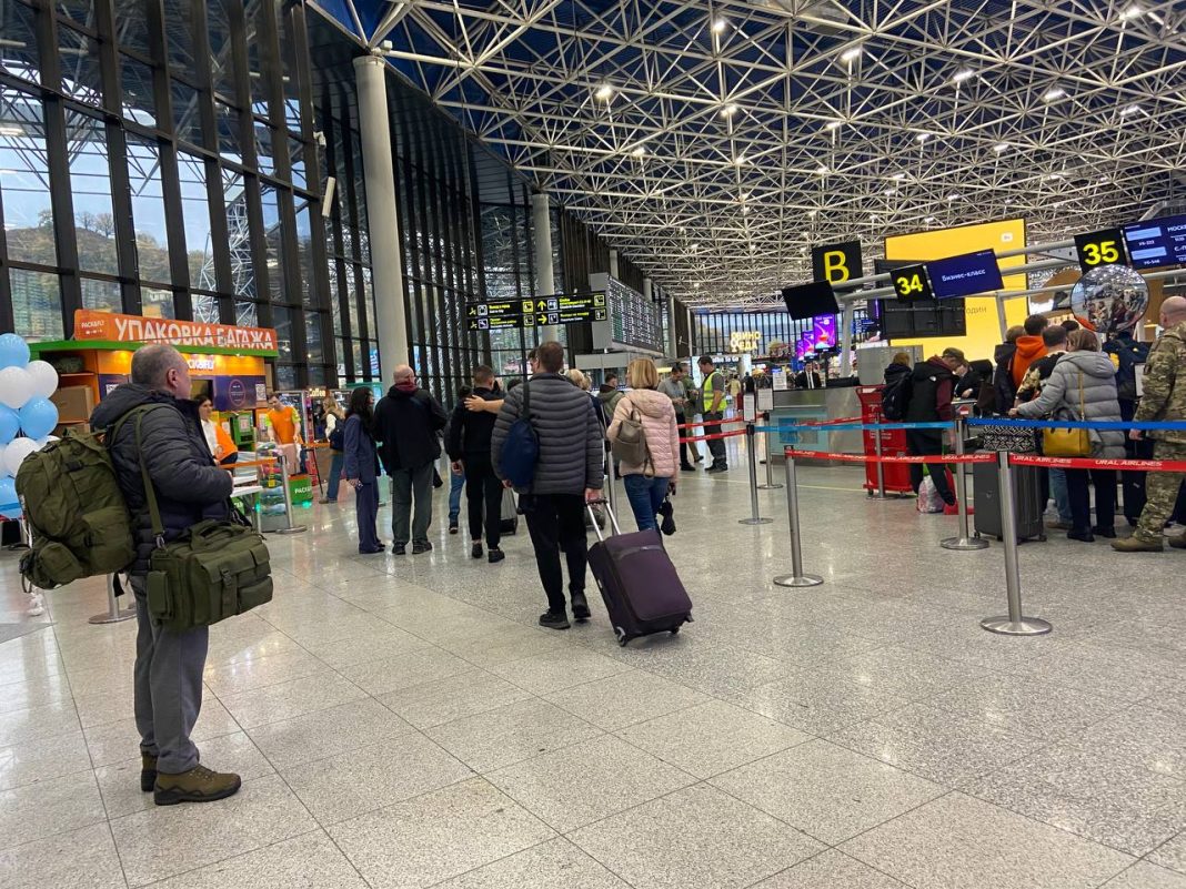 Шесть рейсов из Сочи в Петербург задержаны из-за непогоды