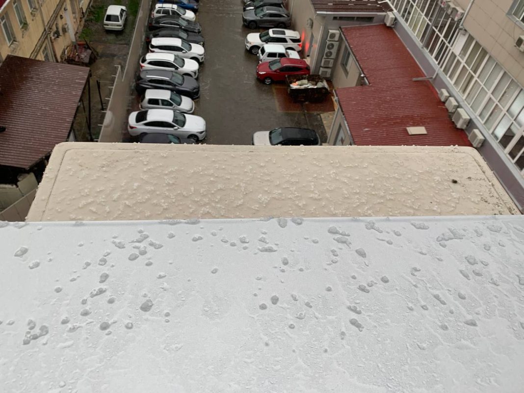 В Сочи выпал град с горошину и слышны раскаты грома — видео