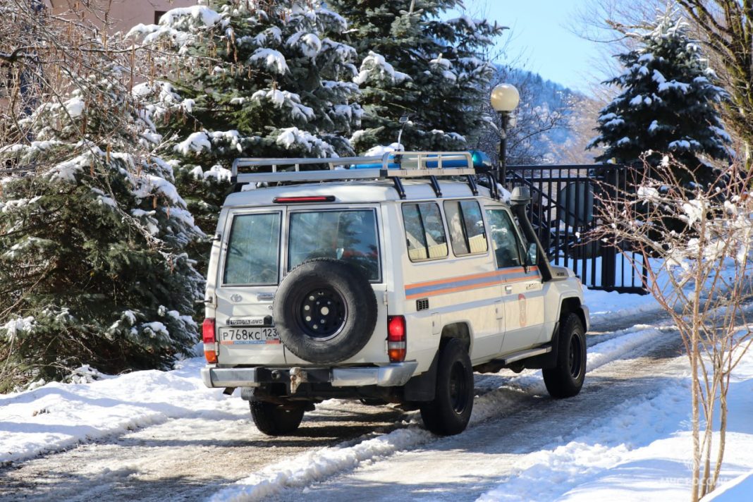 ЧП в горах: замерзший ручей заблокировал машину туристок в Сочи