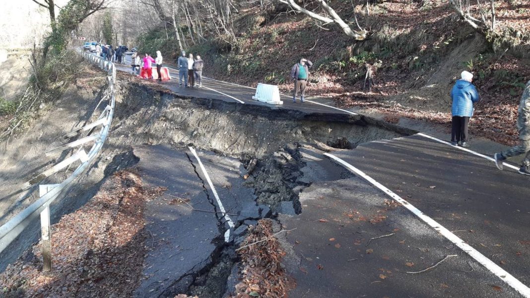 Стихия разрушила дорогу к селу Семеновка, сели сошли у Богушовки и Калинового Озера: движение перекрыто