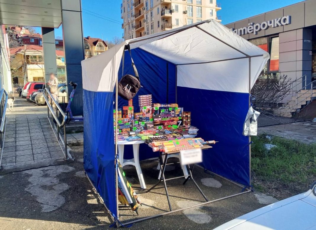 Опасный бизнес: в Сочи арестовали палатку и более 300 единиц пиротехники