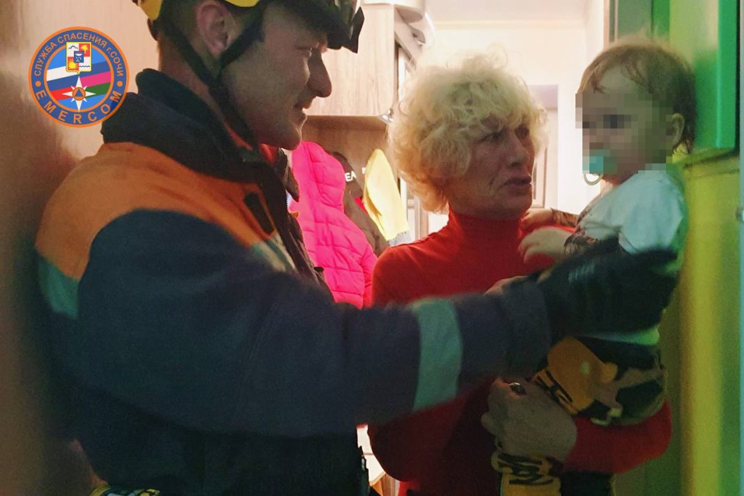 Срочная спасательная операция: в Сочи ребёнок закрылся в квартире