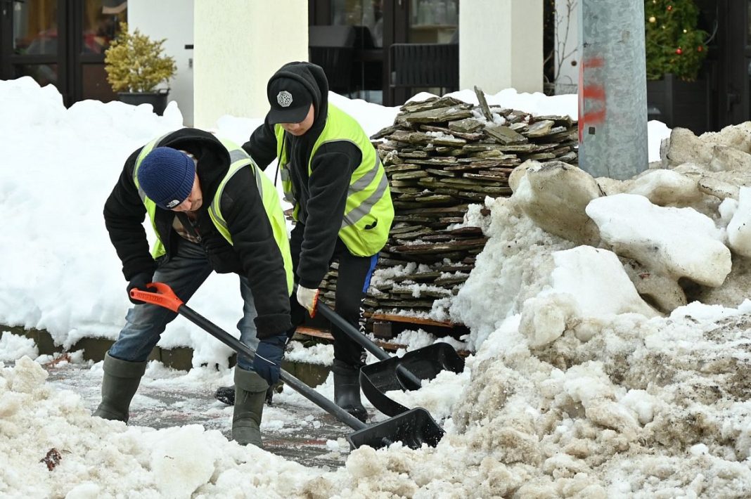 Более восьми тысяч кубометров снега убрано в Сочи за неделю