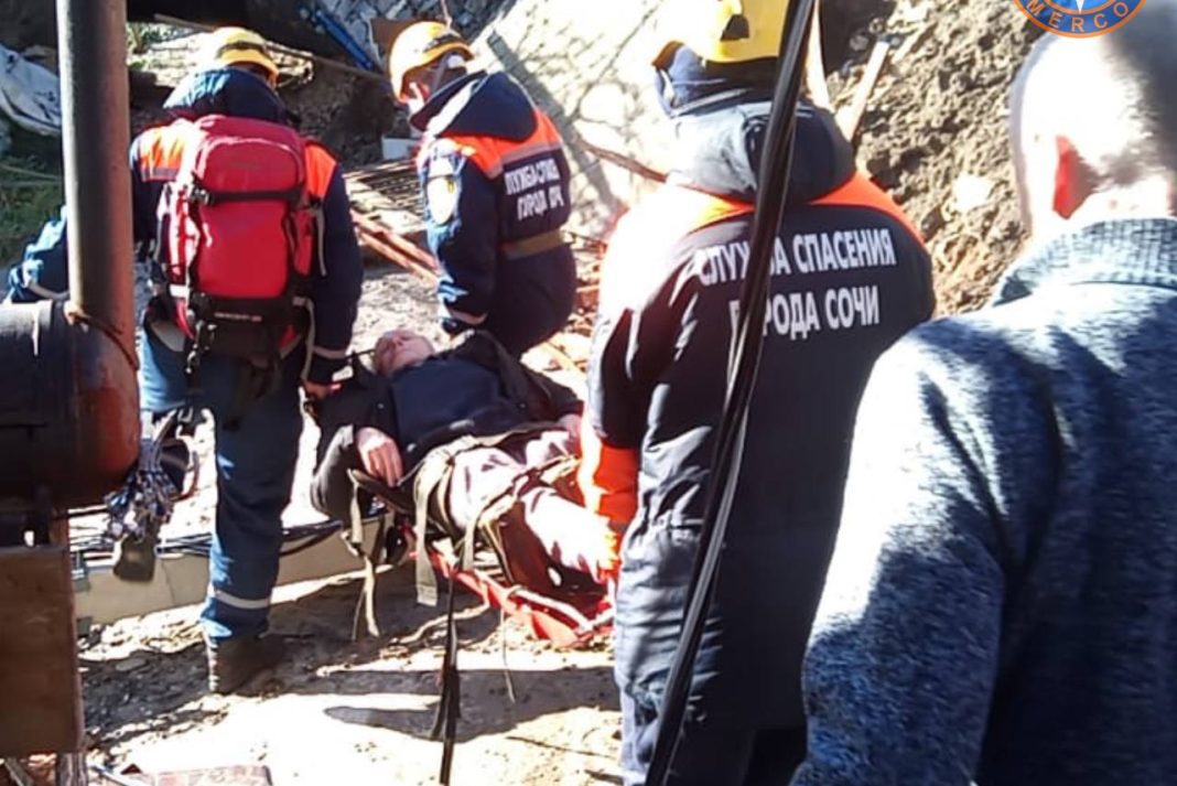 Угроза разрушения домов: спасатели вывезли пожилую пару из оползневой зоны в Сочи