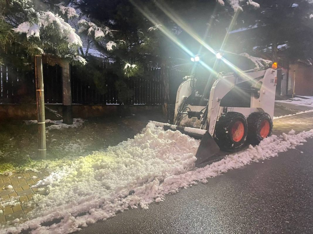 Улицы Красной Поляны и Эсто-Садка ночью завалило снегом