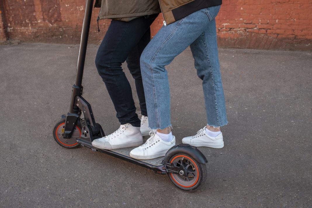 Юная электросамокатчица и ее пассажирка попали в аварию на улице Донской