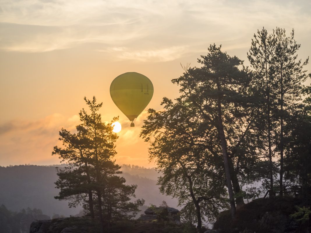 Горе-бизнесменов, которые организовывали опасные прогулки на воздушном шаре в Сочи, осудили