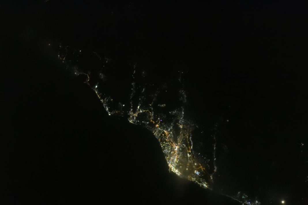 Космонавт Иван Вагнер показал Сочи во время новогоднего салюта: снимок сделан с борта МКС