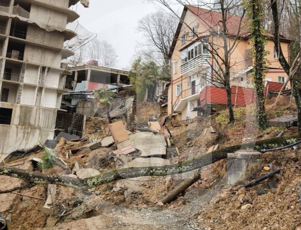 Обрушение подпорной стены возле строящегося ЖК в Сочи: что известно к этому часу