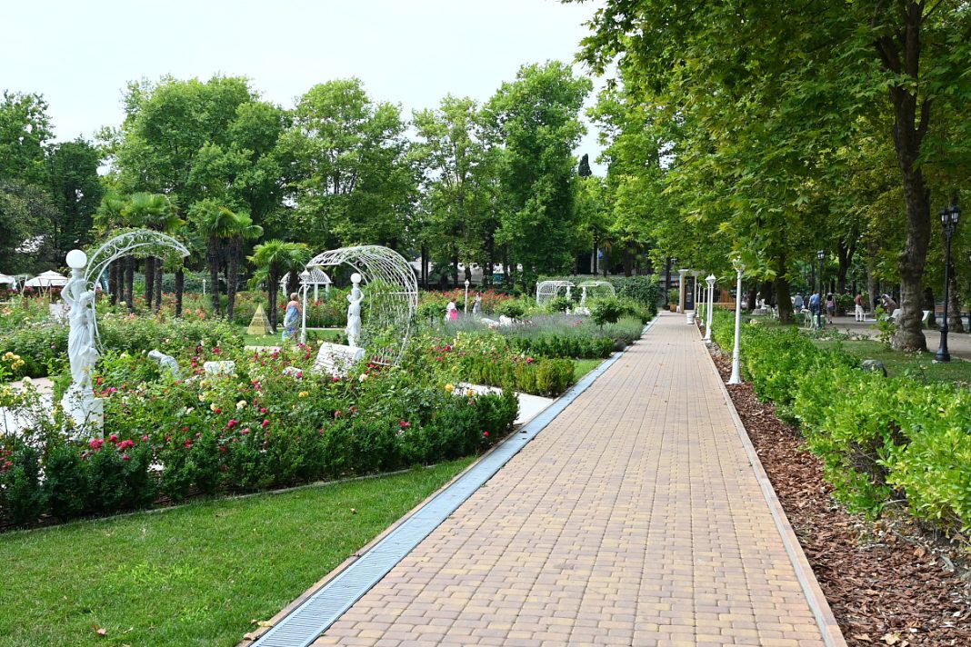 К лету в Сочи увеличат штат сотрудников для уборки города