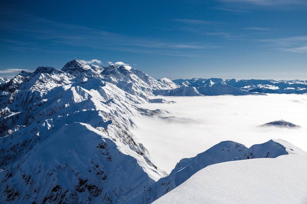 Лыжник упал с 30-метровой высоты в Красной Поляне и попал под лавину
