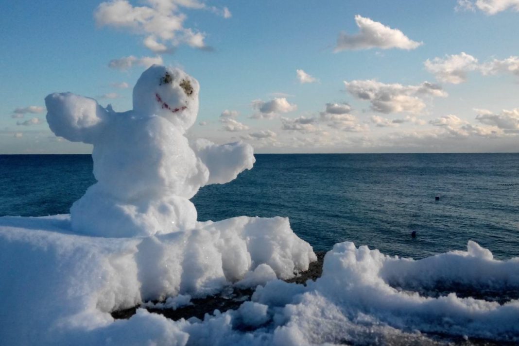 Сочинцы делятся «снежными» снимками, а синоптики утверждают, что осадков будет еще больше