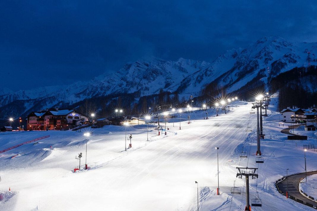 В горном кластере Сочи закрыли больше 10 лыжных трасс из-за опасности схода лавины