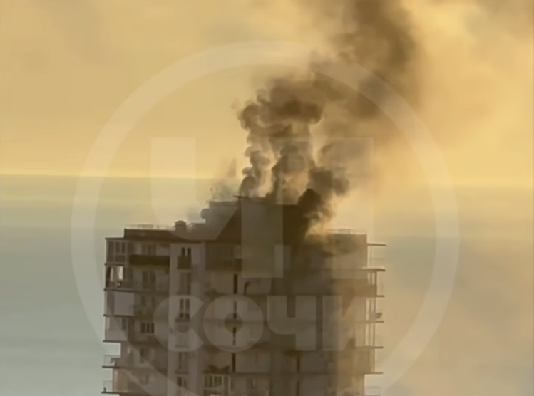 Прямо сейчас горит квартира в многоэтажном доме в микрорайоне Мамайка — видео